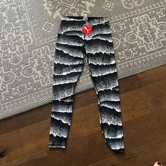 Puma Black and White Leggings with Ripple Pattern - Picture 1 of 4